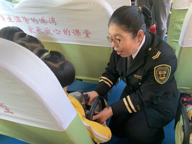 “大鼻子”校车开进幼儿园！给孩子们上堂安全课
