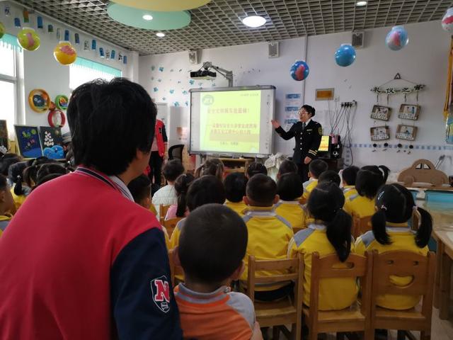 “大鼻子”校车开进幼儿园！给孩子们上堂安全课