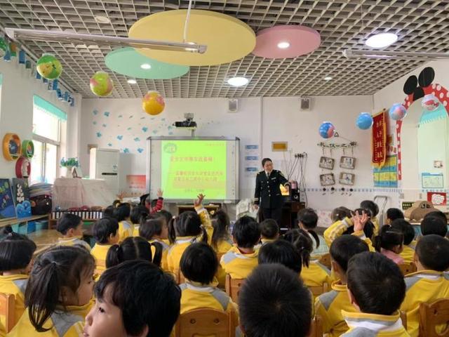 “大鼻子”校车开进幼儿园！给孩子们上堂安全课